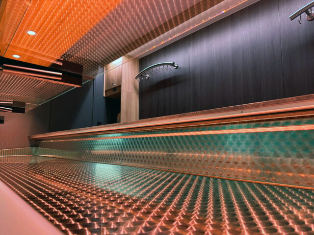 Thekenauslage in einem Fleischverkaufsmobil