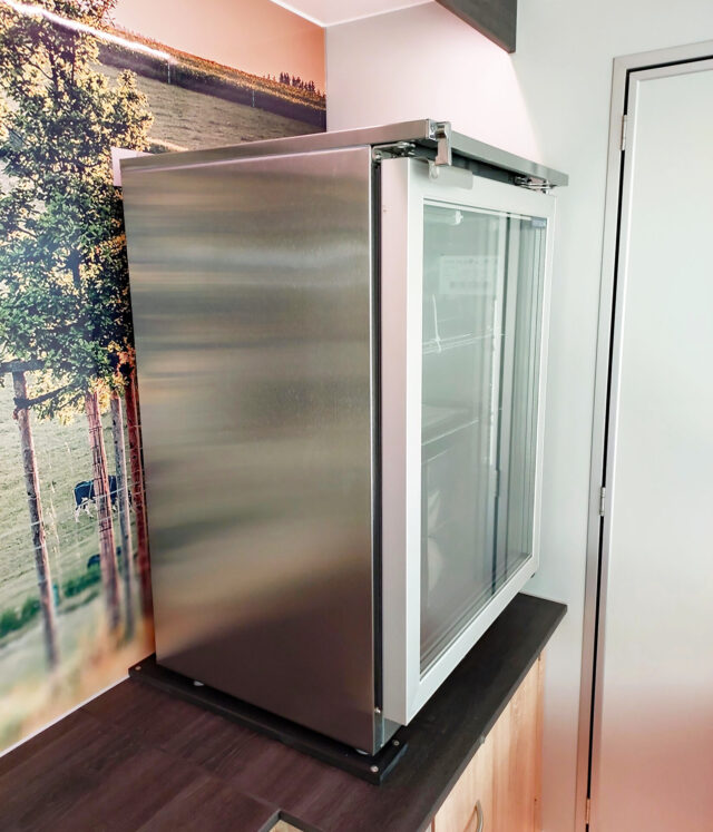Tiefkühlschrank im Verkaufsmobil auf Arbeitsfläche