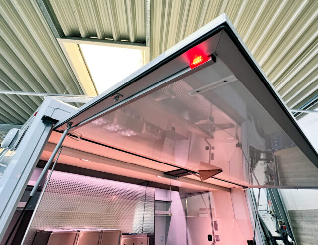 Tourenmobil Blinklicht an Klappenöffnung