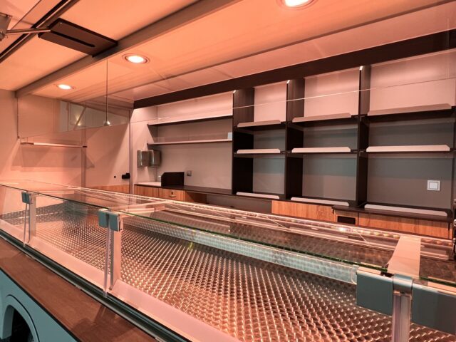 Tourenmobil mit Kühltheke Kundeneinsicht