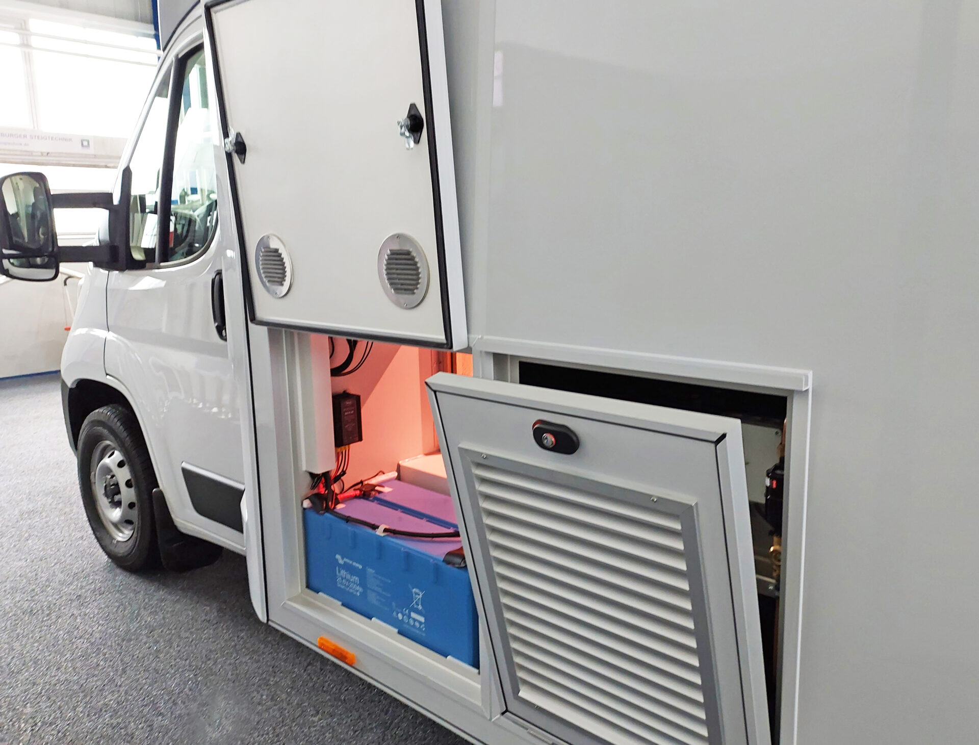 Tourenmobil mit Kühlung Klappen für Kühlanlage und Energiepaket