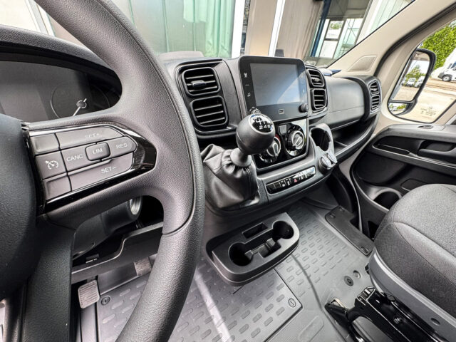 Tourenverkaufsmobil mit großen Display im Fahrerhaus