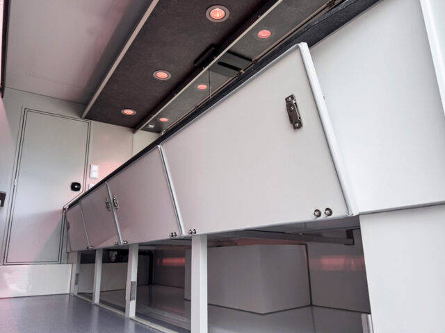 Tourenverkaufsmobil mit kompletter Unterkühlung der Theke und LED Lichttechnik