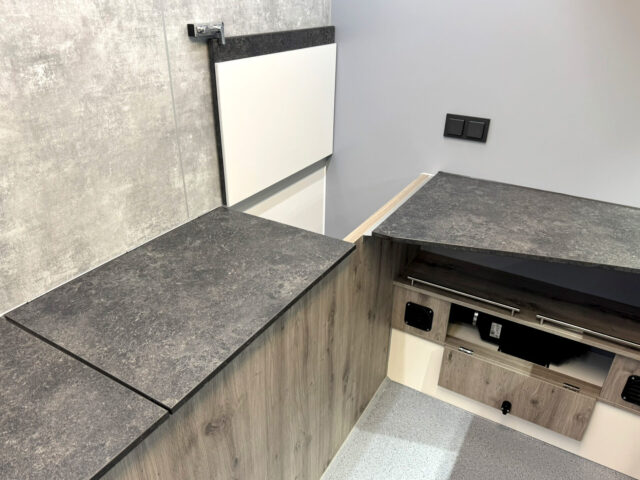 Truhe mit geteiltem Deckel in einem Verkaufsfahrzeug Fisch