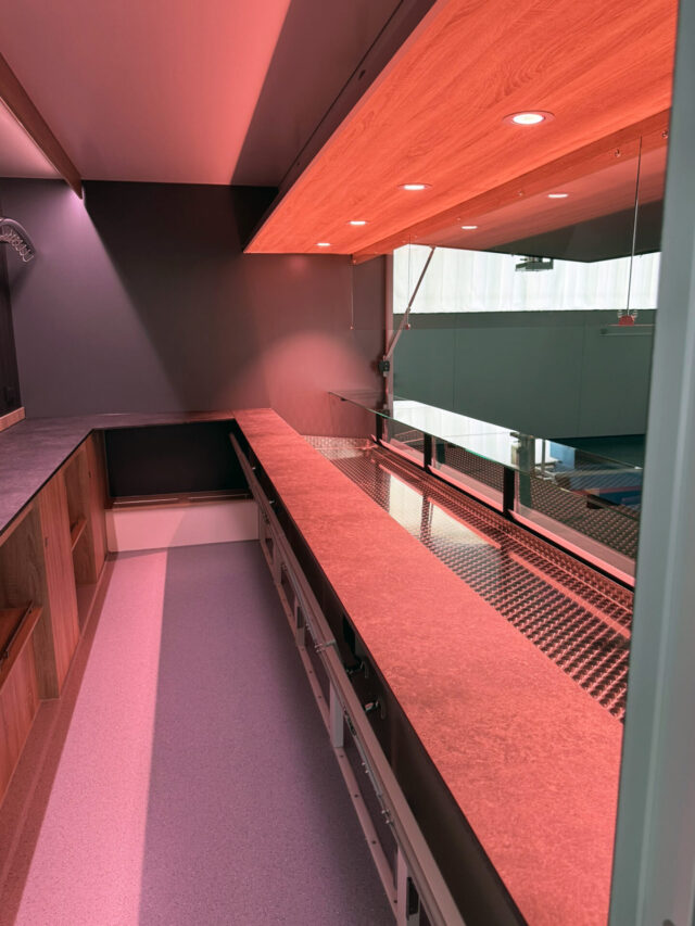 Umluft Kühltheke mit Unterkühlung in einem Fleischverkaufsmobil