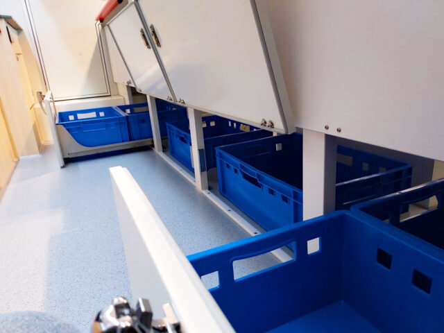 Teilweise Kühlauszüge unter der Verkaufstheke