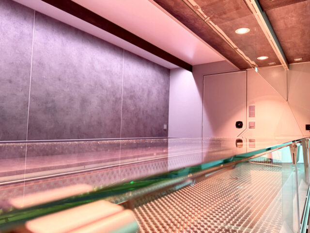 Verglaste Zahlablage in einem Tourenmobil mit Kühltheke