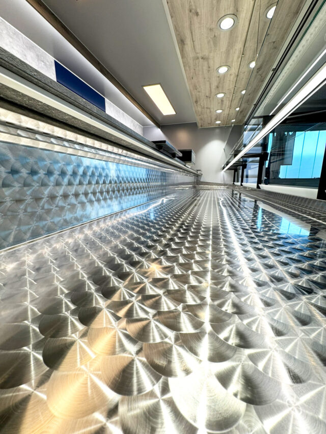 Verkaufsfahrzeug Fisch mit nahtloser Edelstahlwanne in der Kühltheke