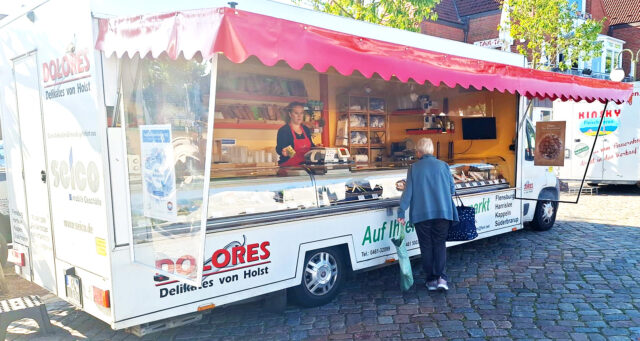 Verkaufsmobil mit Kühltheke im Sommer auf dem Markt
