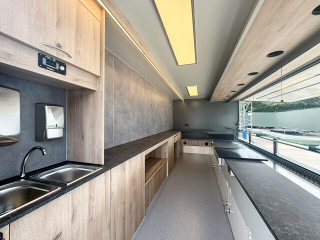Verkaufsraum Food Truck mit Kühltheke