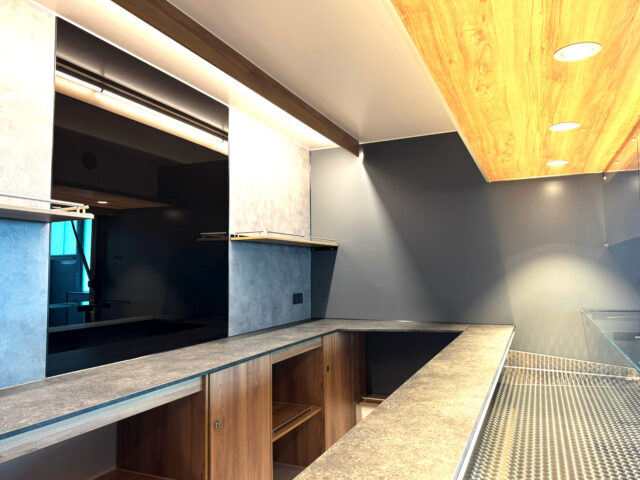 Verkaufsraum Stirnseite in einem Verkaufsfahrzeug mit Umluftkühlung