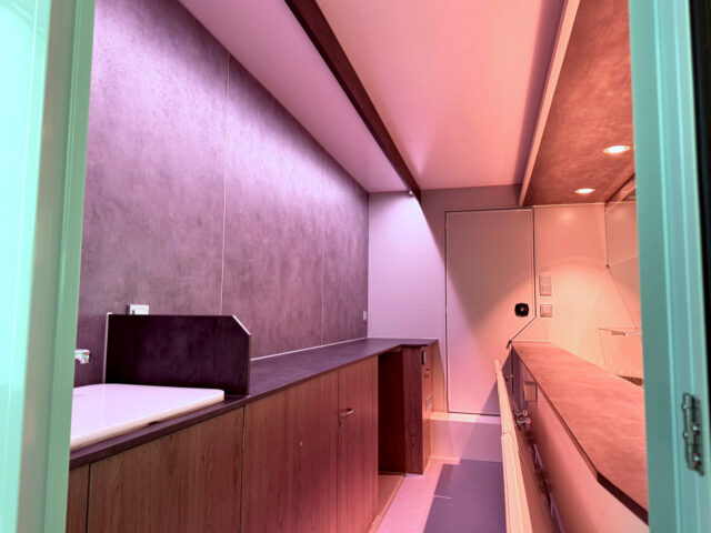 Verkaufsraum eines Tourenmobils mit Kühltheke