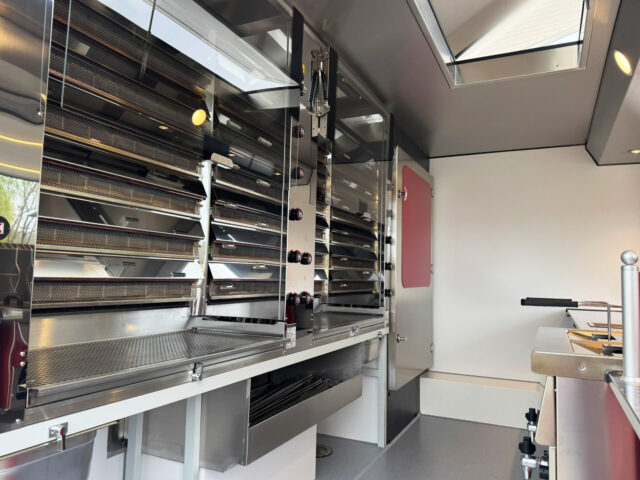 Verkaufsraum in einem Hähnchengrillmobil