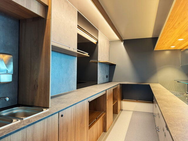 Verkaufsraum in einem Verkaufsfahrzeug mit Umluftkühlung