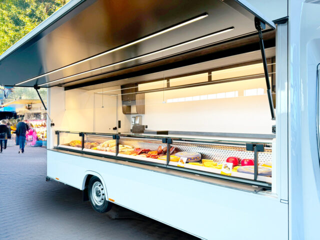 Verkaufswagen Marktfahrzeug Kundenansicht gesamt von schräg vorn