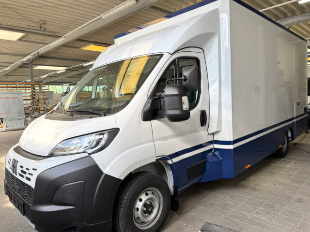 Vorderansicht eines Fischverkaufsmobils