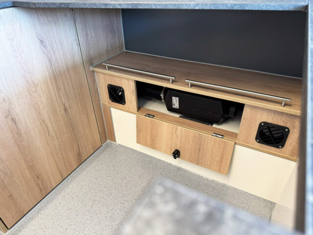 Warm- und Kaltluft in einem Food Truck mit Kühltheke