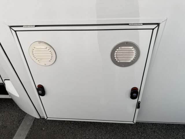 Wartungsklappe für Batteriepaket in einem Tourenmobil mit Kühltheke