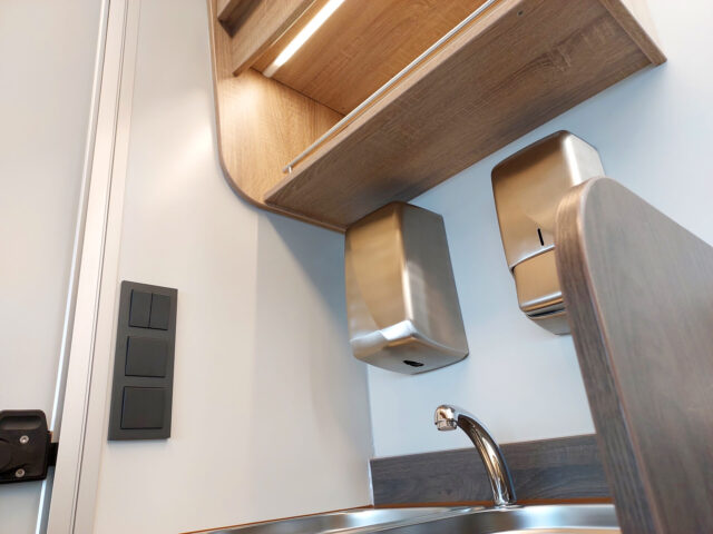 Waschbecken mit Edelstahlbecken und Beleuchtung