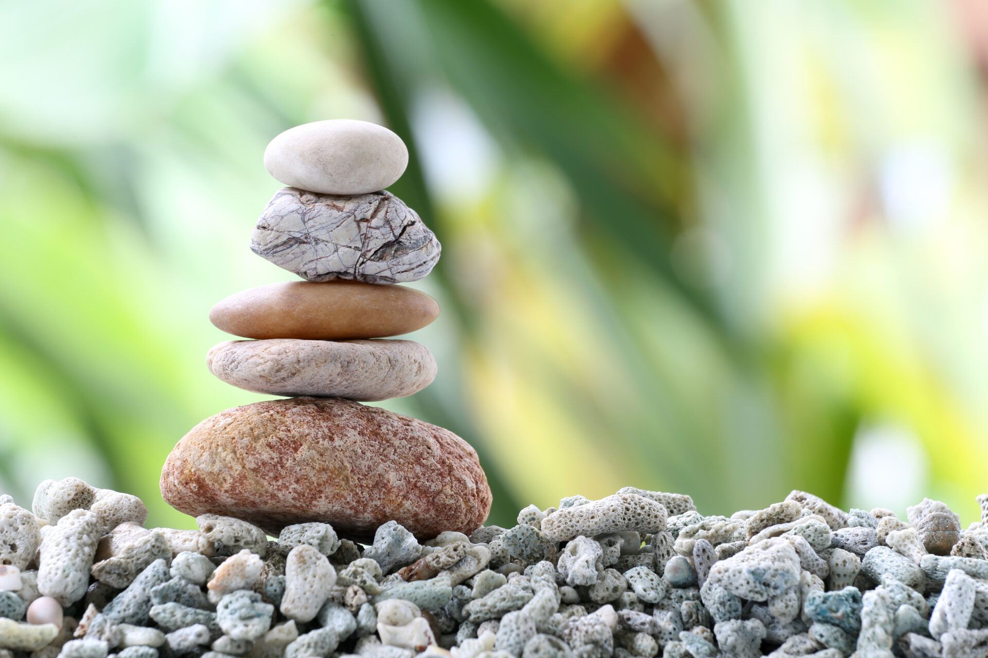 Wellness Auszeit Steine AdobeStock 118660619