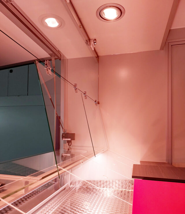 Wetterschutzverglasung klappbar in Verkaufsöffnung