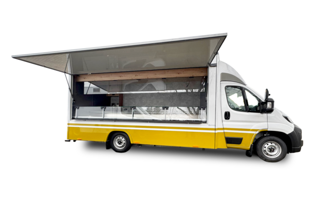 Wochenmarktfahrzeug mit Kuehltheke Freisteller