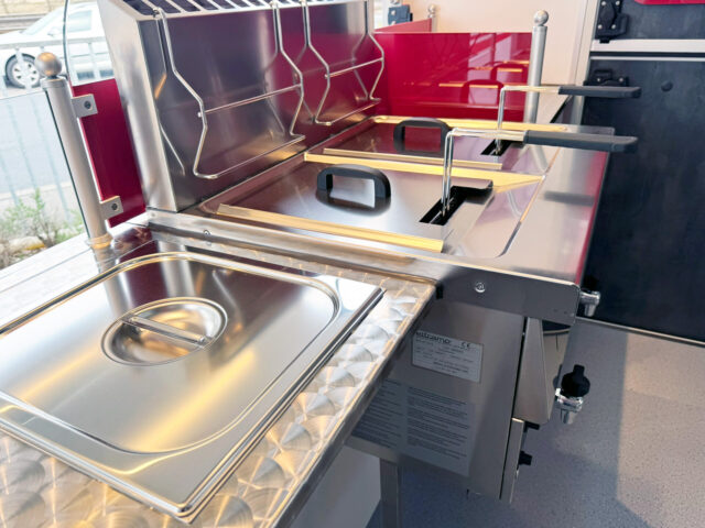 Zwei Becken Fritteuse in einem Hähnchengrillmobil